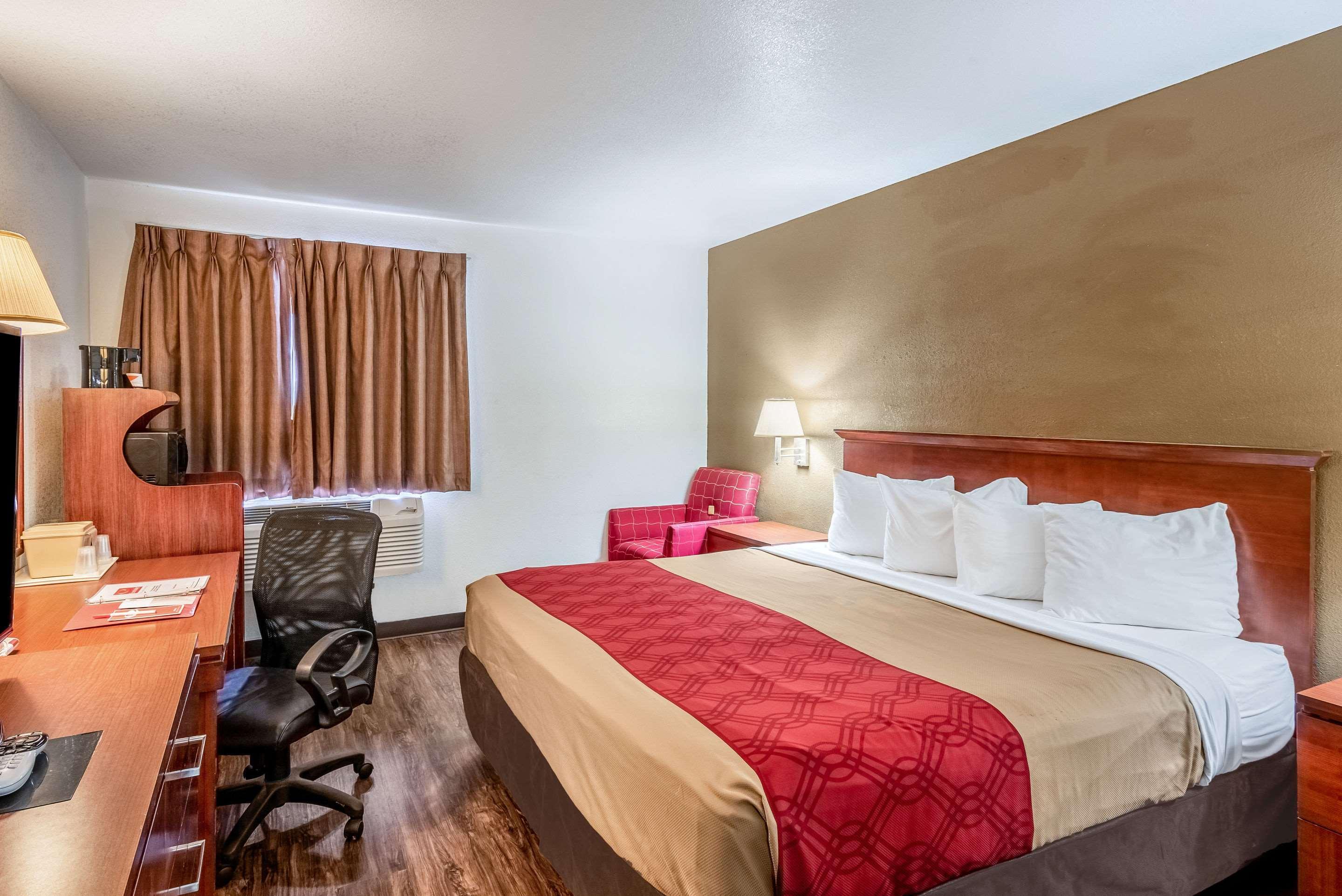 Econo Lodge *