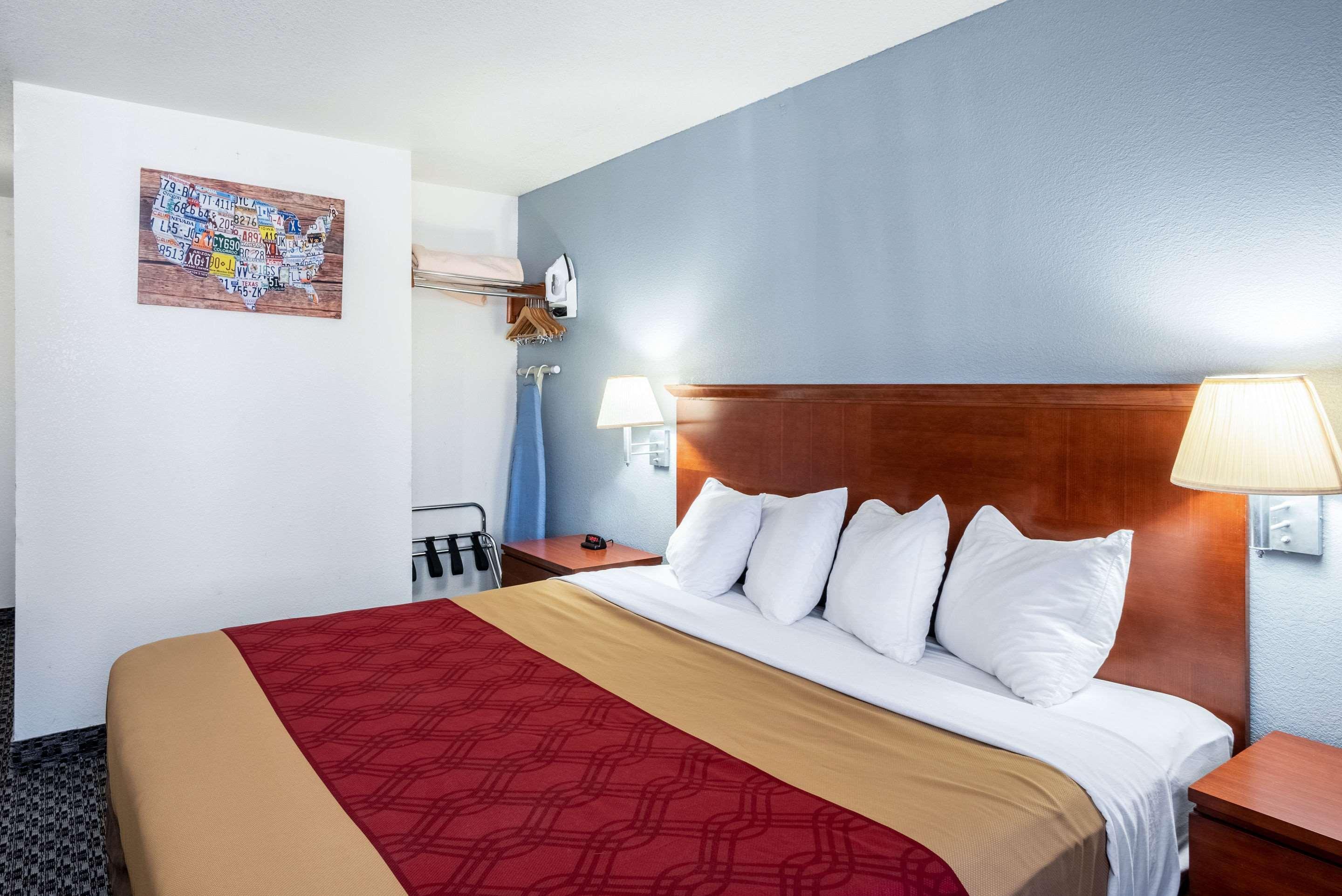 Lodge Econo *