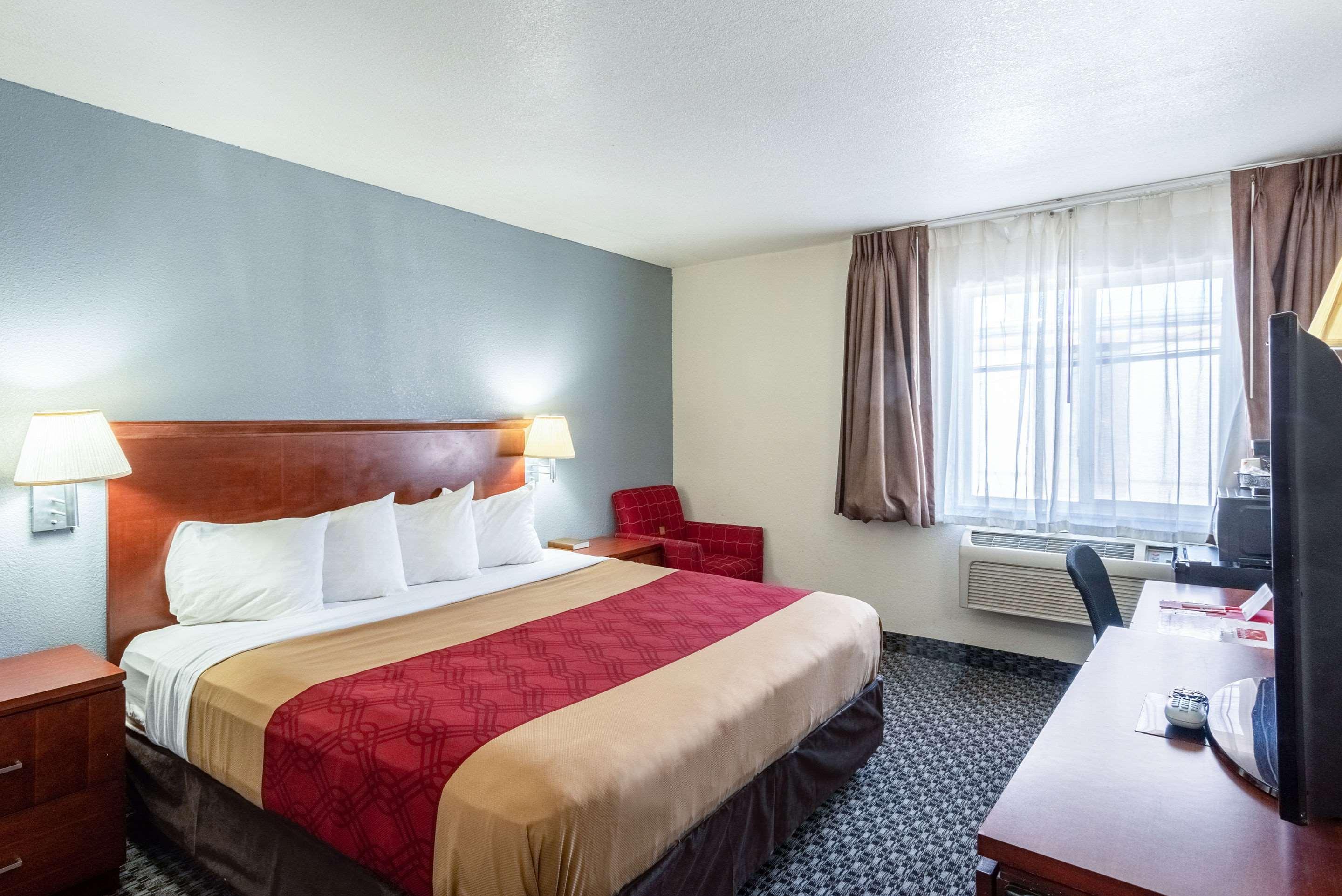 Econo Lodge *