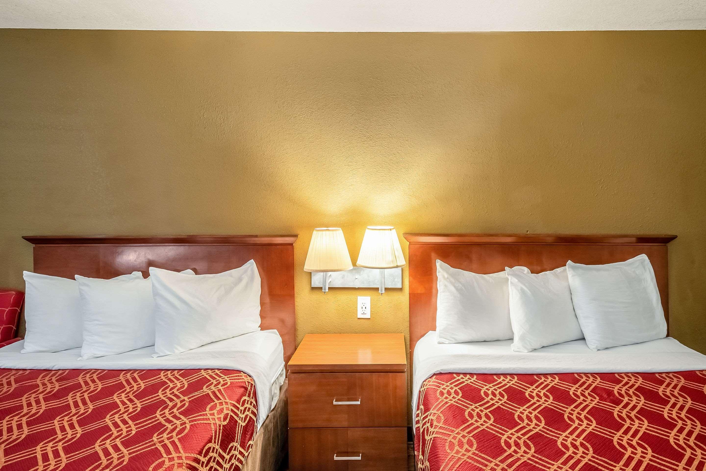 Econo Lodge *