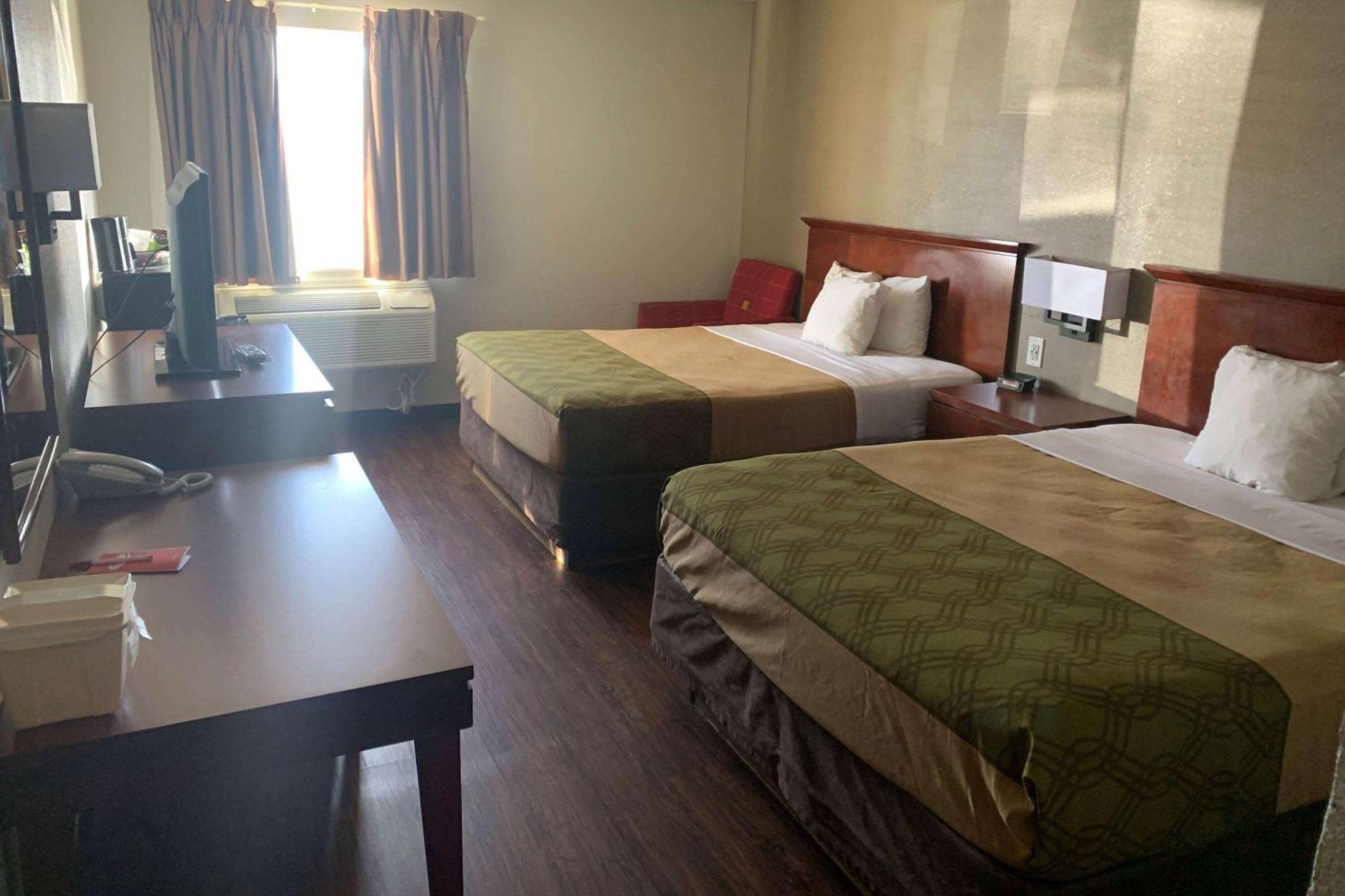 Econo Lodge *