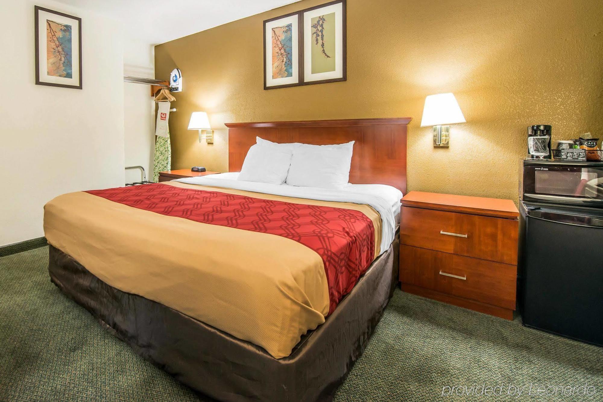Econo Lodge *